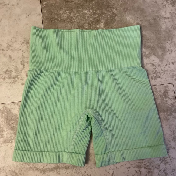 Green colsie biker shorts size: XS - Picture 3 of 4